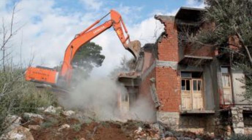 Patara Antik Kenti&rsquo;ndeki ka&ccedil;ak yapılar yıkıldı