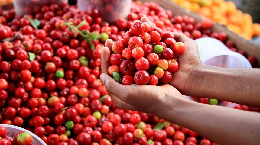 Kiraza benziyor ama &ouml;zelliği bambaşka! Portakaldan 60 kat fazla C vitamini i&ccedil;eriyor