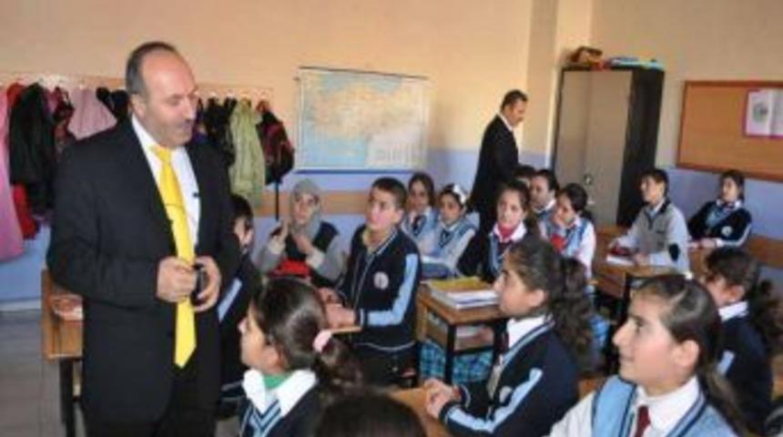 Milli eğitim m&uuml;d&uuml;r&uuml;n&uuml;n yeri değişmeyince Bitlisliler sevindi