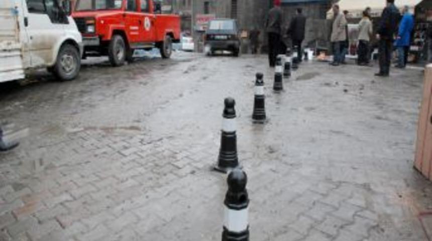 Bitlis'te yol ve kaldırım kenarlarına duba d&ouml;şendi