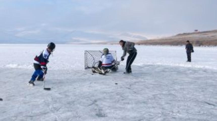 Donan &Ccedil;ıldır G&ouml;l&uuml; &uuml;zerinde buz hokeyi ma&ccedil;ı