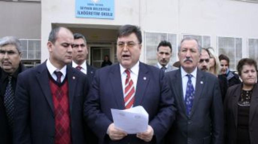 &Ouml;ğretmenlerin darp edilmesine tepki g&ouml;sterdiler