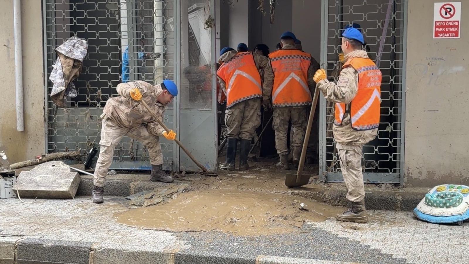 Ayazağa’da sel sonrası temizlik çalışmaları sürüyor: Jandarma ekipleri de destek veriyor
