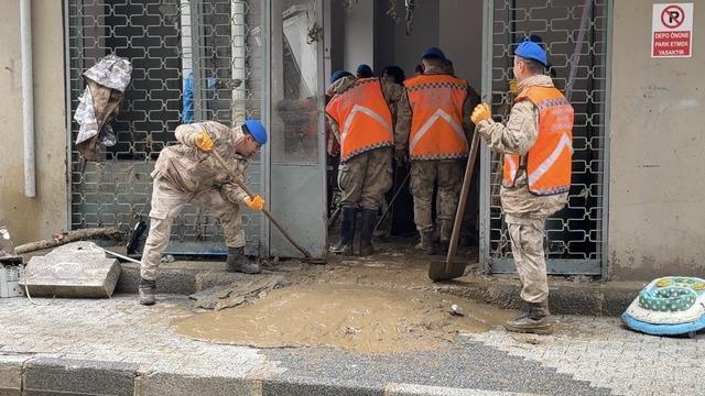 Ayazağa’da sel sonrası temizlik çalışmaları sürüyor: Jandarma ekipleri de destek veriyor