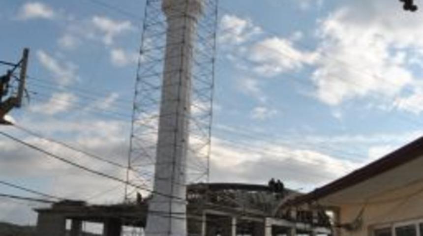 Kadık&ouml;y beldesinin yeni camisinin minaresi tamamlandı