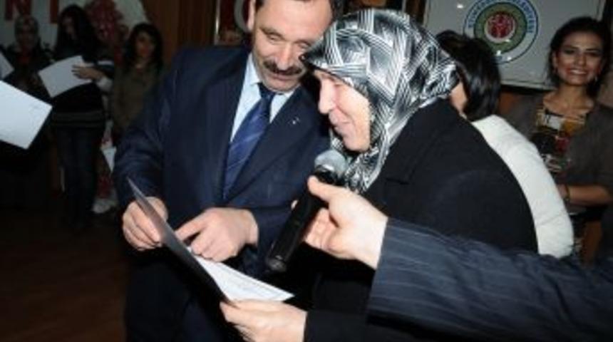 Kurslarını başarıyla tamamlayan kadınlara sertifikaları verildi