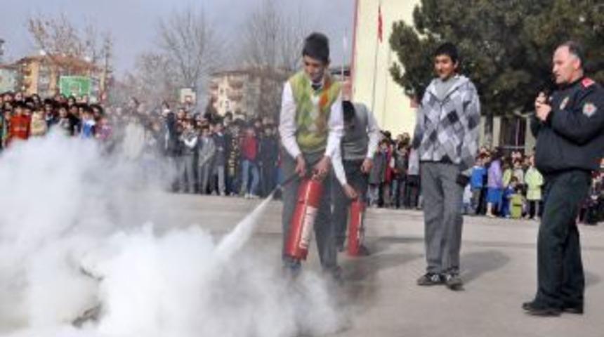 İlk&ouml;ğretim okulunda deprem ve yangın tatbikatı
