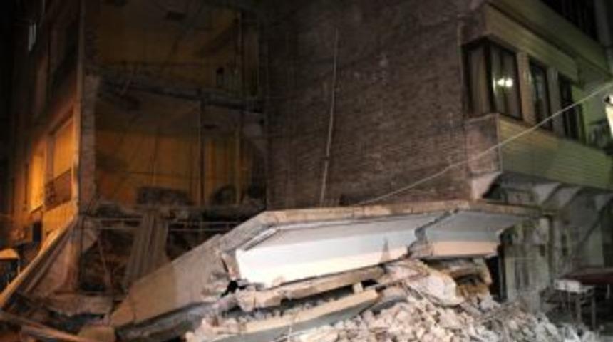 Samsun&rsquo;da tadilat halindeki 4 katlı bina &ccedil;&ouml;kt&uuml;, facianın eşiğinden d&ouml;n&uuml;ld&uuml;