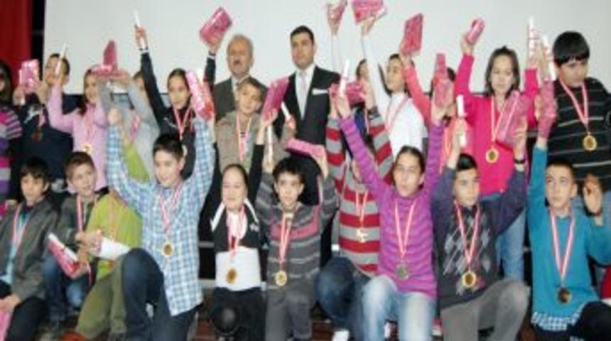 Serhat Anafen, altın çocukları altın ve bilgisayarla ödüllendirdi