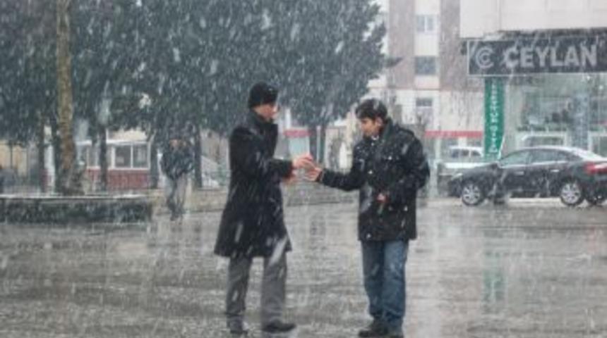 &Ccedil;orlu&rsquo;da kar yağışı etkili oluyor