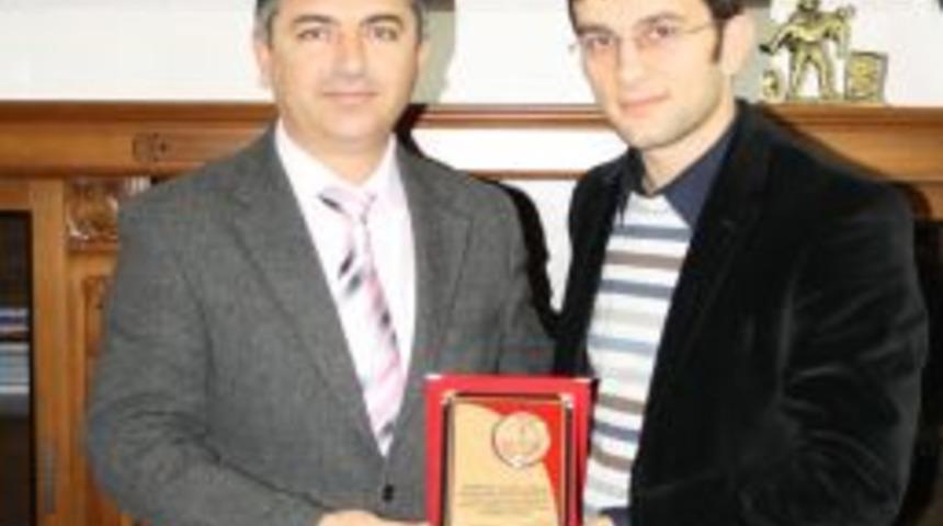 Başarılı &ouml;ğrenciyi destekleyen iş adamına okul m&uuml;d&uuml;r&uuml;nden plaket