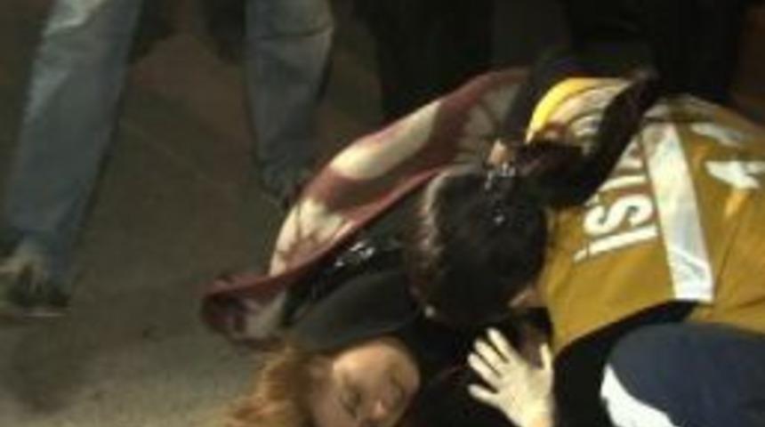 &Ccedil;ocuklarına kavuşmak i&ccedil;in acele eden anneye taksi &ccedil;arptı