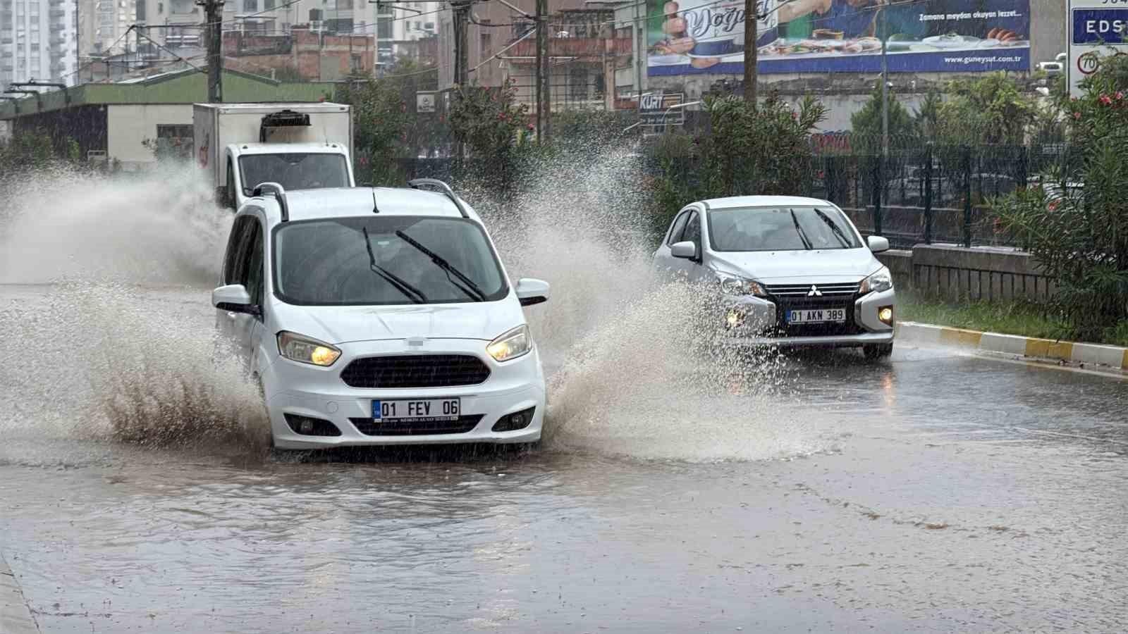 Adana’da yollar göle döndü