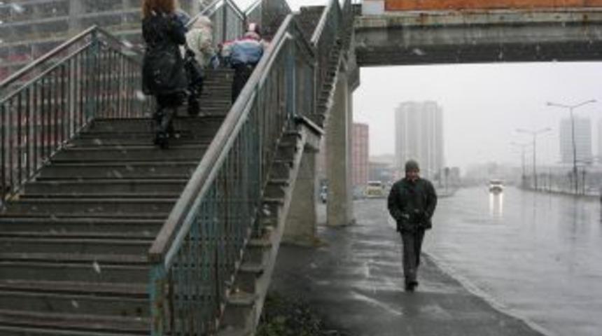 Kar, İstanbul&rsquo;da y&uuml;z&uuml;n&uuml; g&ouml;sterdi