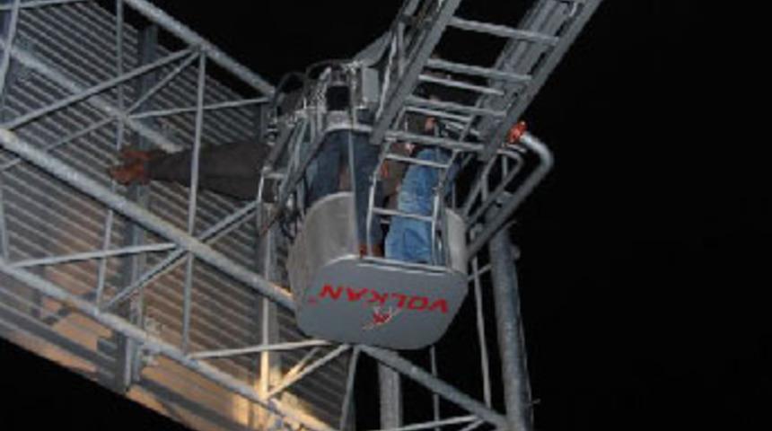 İntihar i&ccedil;in &ccedil;ıktı, bayıldı