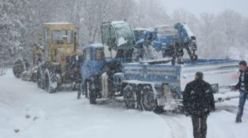 Başkent'in k&ouml;ylerinde 26 ekip karla m&uuml;cadele ediyor, 22 k&ouml;y yolu kapalı