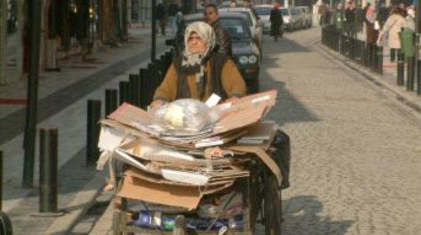 D&uuml;zce sokaklarından ayda 100 ton kağıt toplanıyor