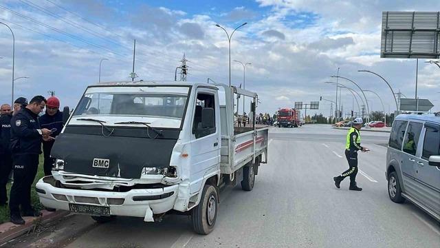 Karaman’da kamyonetle otomobil çarpıştı: 3 yaralı 2