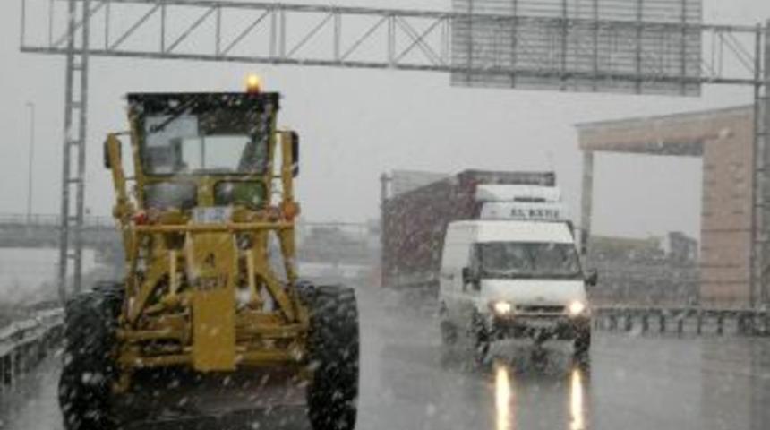 İstanbul&rsquo;da kar yağışı etkisini artırdı