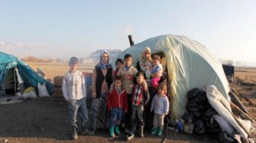 Depremzede iki kadının yardım &ccedil;ağrısı