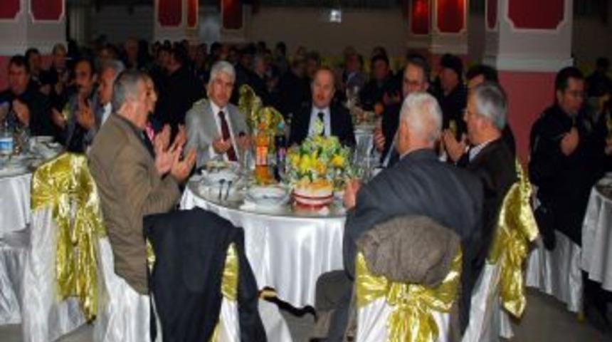 Eskişehir'de yer y&uuml;z&uuml;nden kavga eden iki aile, yemekte barıştırıldı