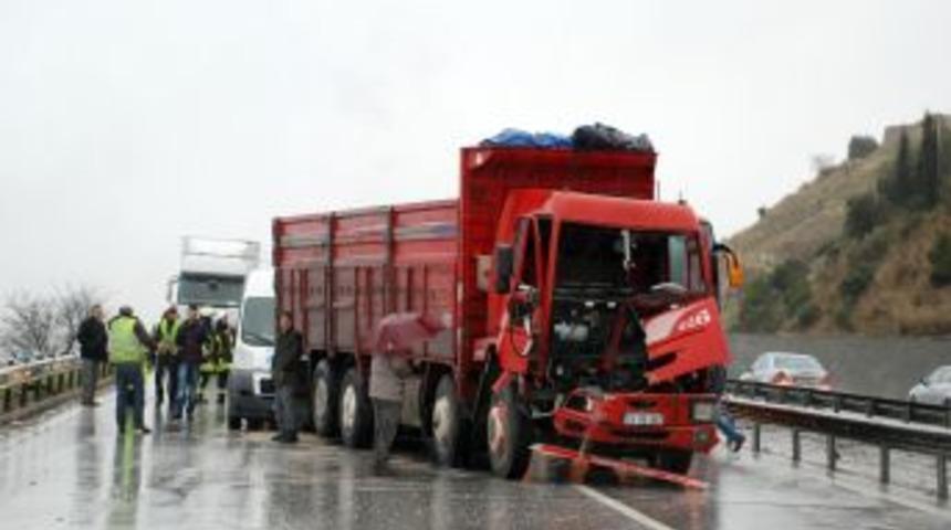 Zincirleme trafik kazasında 8 ara&ccedil; birbirine girdi