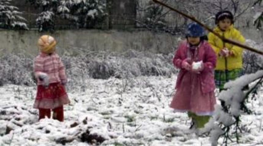 İstanbul'da &ccedil;ocukların kar sevinci