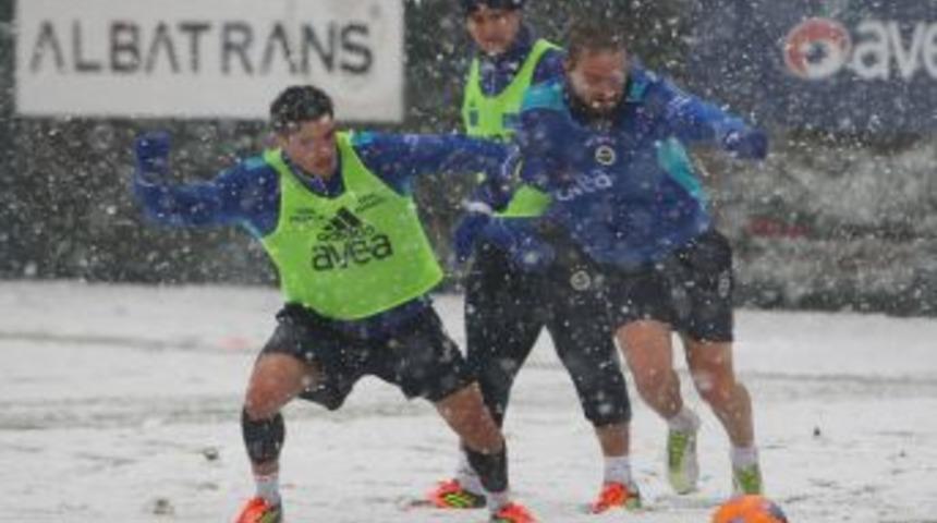 Fenerbah&ccedil;e, kar altında &ccedil;alıştı