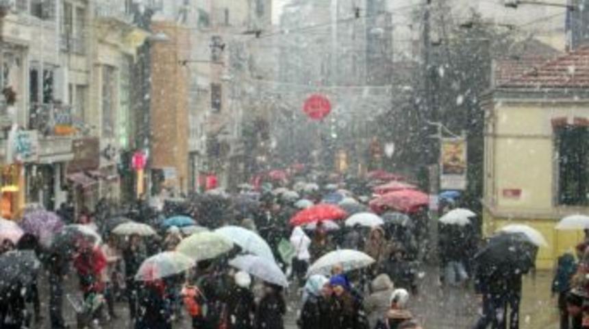 Taksim&rsquo;de lapa lapa kar keyfi