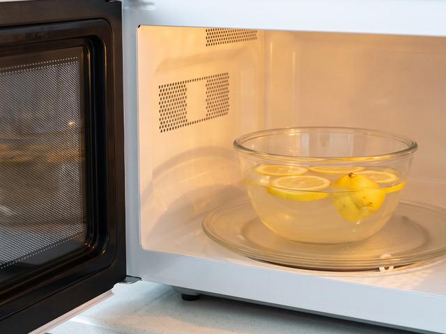 Mikrodalga fırının i&ccedil;ine limonlu su koymak bakın ne işe yarıyor