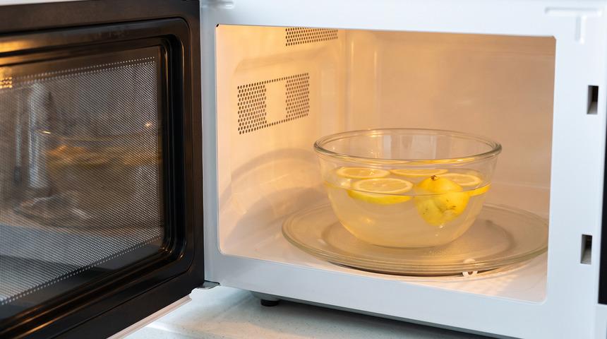 Mikrodalga fırının i&ccedil;ine limonlu su koymak bakın ne işe yarıyor
