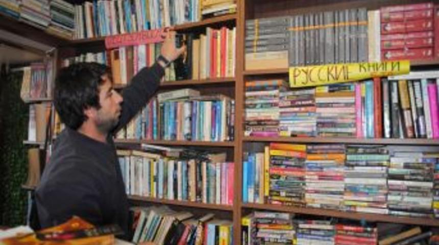 Turistlerin otellerde bıraktığı kitapları yerleşik yabancılara kiralıyor