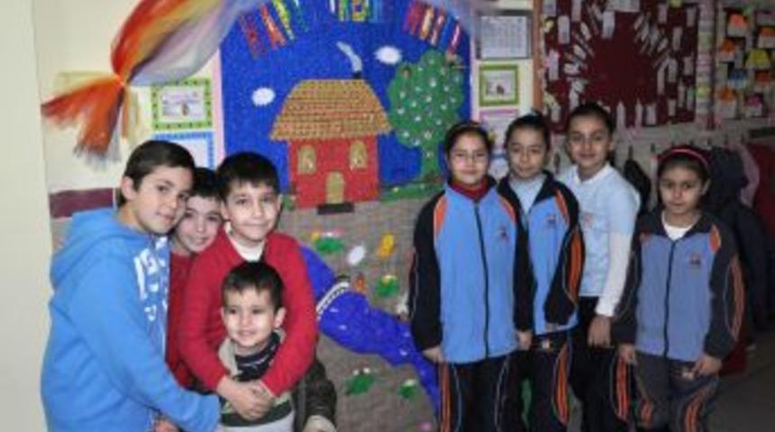 Kapı dekorasyon yarışmasıyla İngilizce &ouml;ğreniyorlar