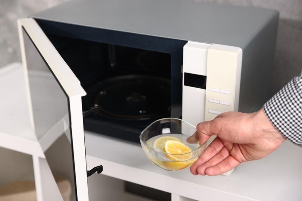 Mikrodalga fırının içine limonlu su koymak bakın ne işe yarıyor 1