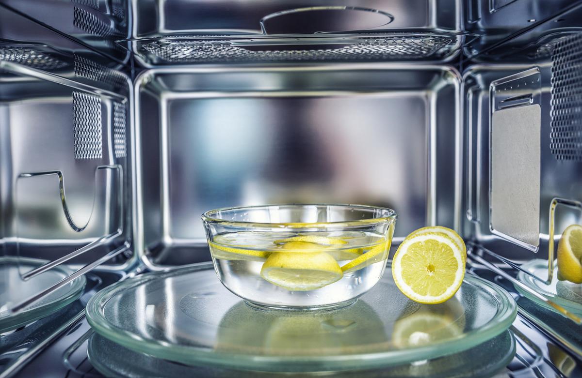 Mikrodalga fırının içine limonlu su koymak bakın ne işe yarıyor 2