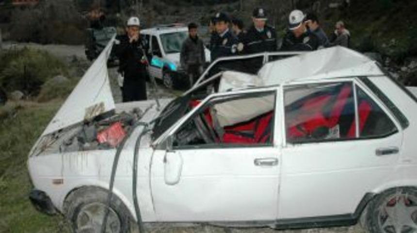 Takla atan otomobil, elektrik direğine &ccedil;arparak durdu: 2 yaralı