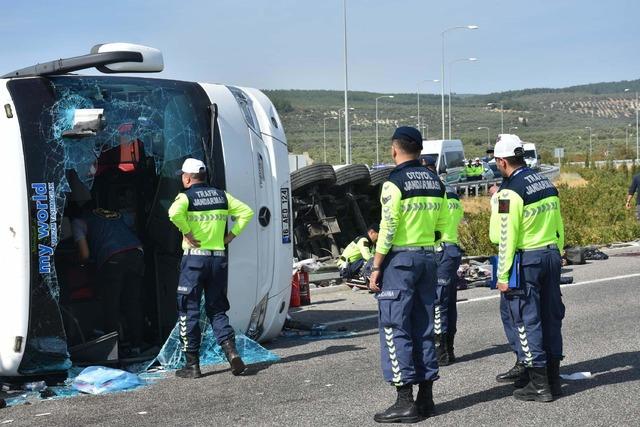 Manisa daki otob&uuml;s kazasında &ouml;l&uuml; sayısı 12&rsquo;ye &ccedil;ıktı 2
