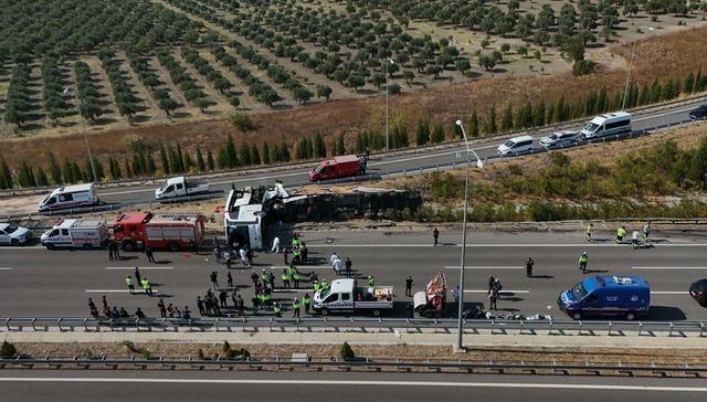 Manisa daki otob&uuml;s kazasında &ouml;l&uuml; sayısı 12&rsquo;ye &ccedil;ıktı 4