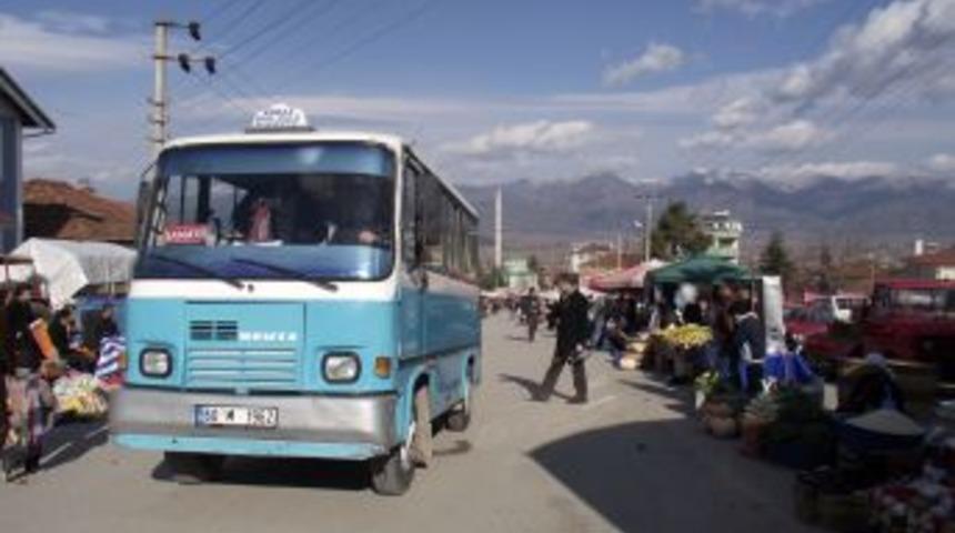 Pazarın ortasından ge&ccedil;en minib&uuml;s hattına tepki