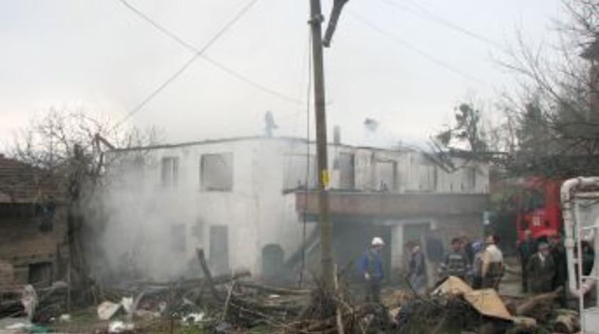 Bartın'da 2 katlı ev yangında kullanılamaz hale geldi