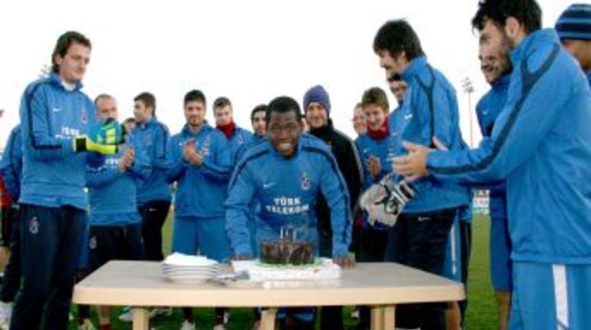 Trabzonspor'da Jebrin'in doğum g&uuml;n&uuml;n&uuml;n kutlandı