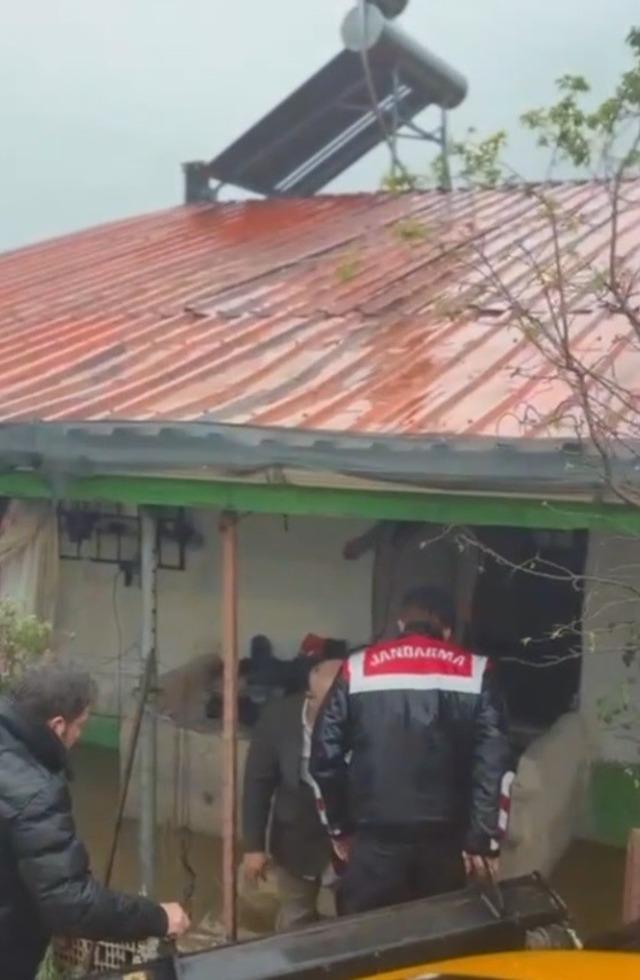 Selin ortasında y&uuml;rekleri ısıtan g&ouml;r&uuml;nt&uuml;: Jandarma bebeği kucağında uyutup kurtardı 4