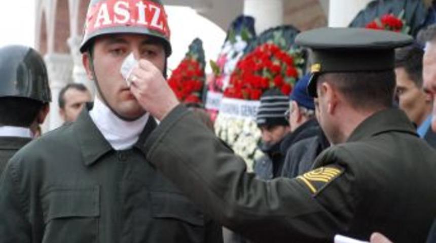 Cenaze t&ouml;reninde ağlayan askerin g&ouml;zyaşlarını komutanı sildi