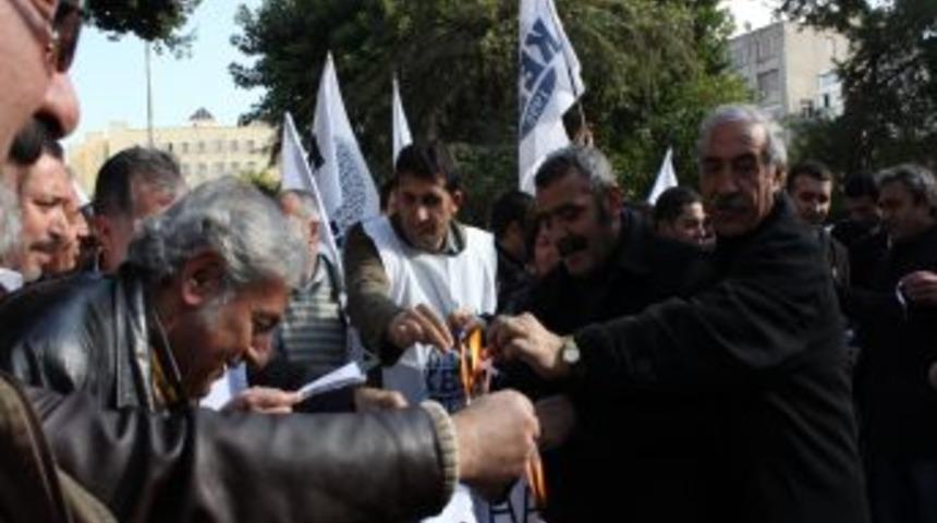 KESK &uuml;yeleri Adana&rsquo;da maaş bordrolarını yaktı