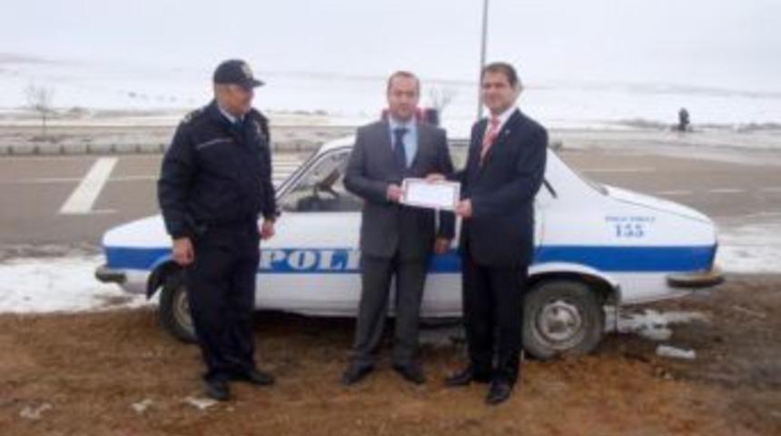 Maket trafik aracının g&ouml;ren şof&ouml;rler yavaşlıyor