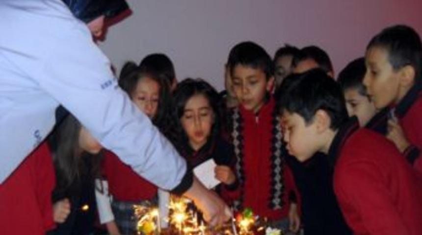 Okumayı &ouml;ğrenen minikler pasta kesti