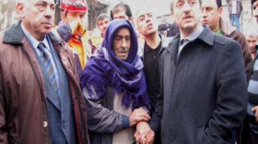 Enkaz altında aranırken, gezintiden d&ouml;nd&uuml;