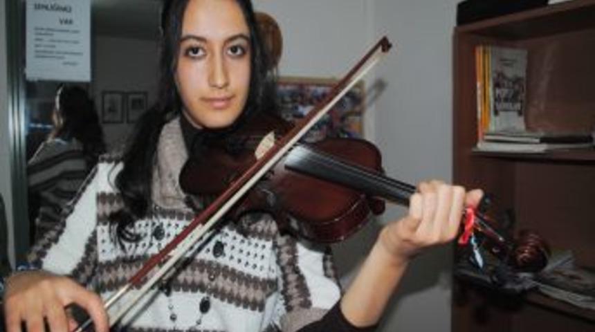 Depremzede B&uuml;şra, sunduğu keman resitaliyle duygulandırdı