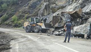 Artvin'de heyelan nedeniyle k&ouml;y yolu ulaşıma kapandı