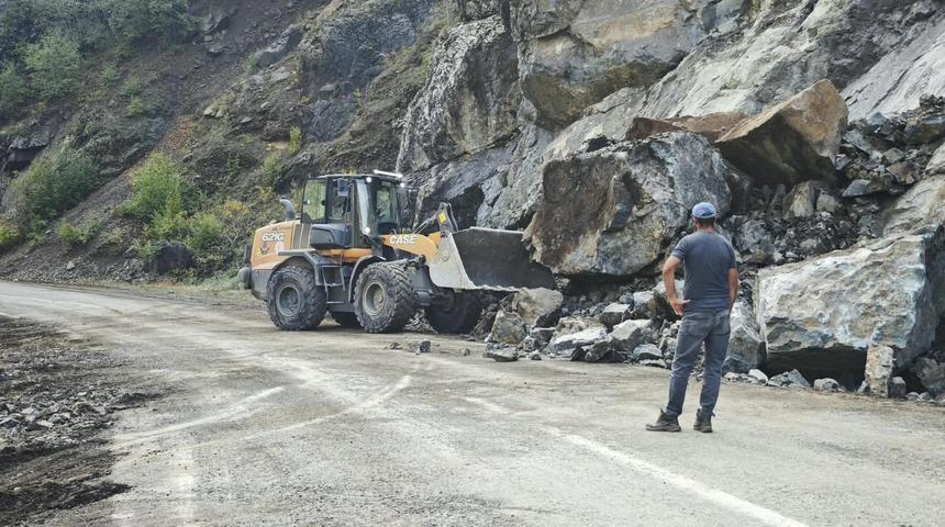Artvin'de heyelan nedeniyle k&ouml;y yolu ulaşıma kapandı